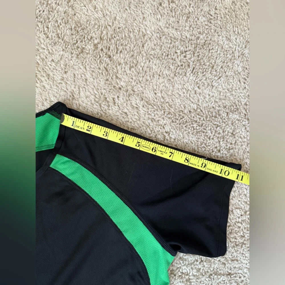 Nike Dri-FIT SZ L Shirt in Black and Green. Short sleeve.
